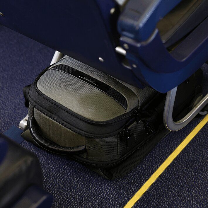 Ülés alá helyezhető hátizsákok