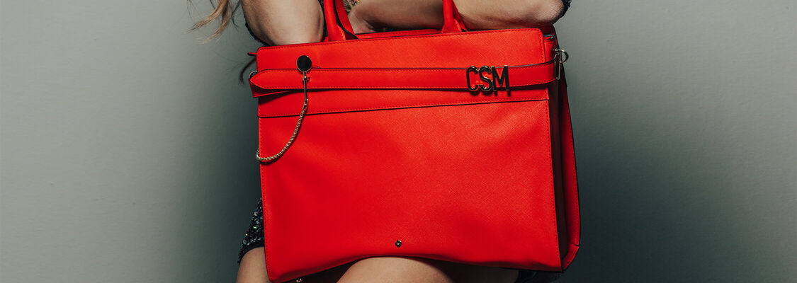 TEGYE KÜLÖNLEGESSÉ