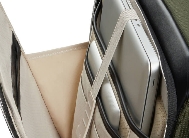 Könnyen hozzáférhető elülső zseb