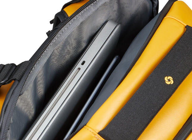 Külön laptop- és tablettartó zseb